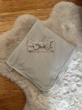 Lou Lou & Company Britton Rib Knit Baby Swaddle and Bow Set - Green Stripes